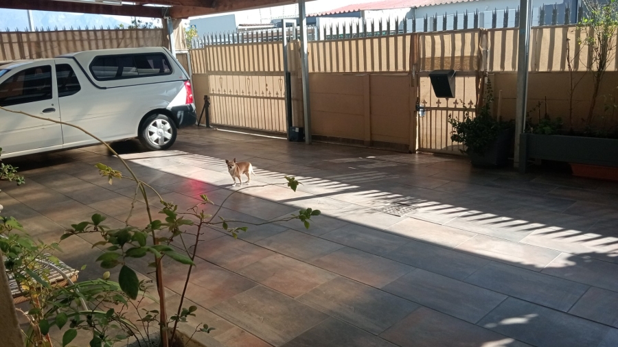 2 Bedroom Property for Sale in Lavender Hill Western Cape